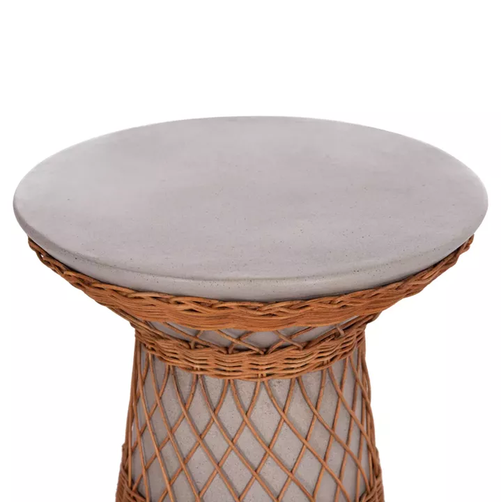 ΒΟΗΘΗΤΙΚΟ ΤΡΑΠΕΖΙ ΣΤΡΟΓΓΥΛΟ DELIA HM18167.03 FIBER CEMENT ΓΚΡΙ & RATTAN Φ40x45Υεκ