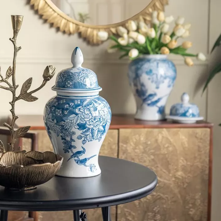 Artekko Melania Διακοσμητικό Δοχείο Βάζο με Καπάκι Πορσελάνης σε Άσπρο με Μπλε (17x17x31.5)cm