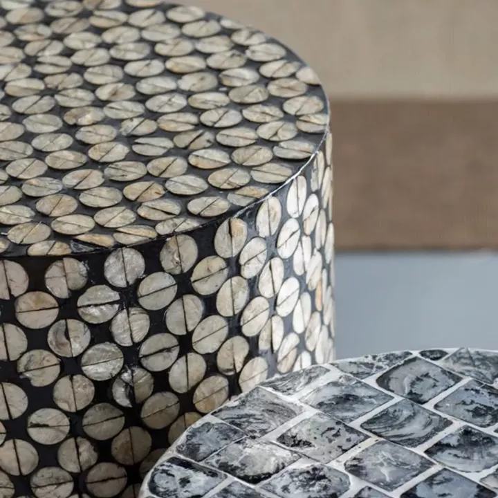 Artekko Ivory Ασπρόμαυρο Βοηθητικό Τραπέζι Σκαμπό από MDF με Κοχύλια Capiz (35x35x50)cm