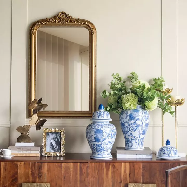 Artekko Melania Διακοσμητικό Δοχείο Βάζο με Καπάκι από Πορσελάνη σε Άσπρο και Μπλε (25.5x25.5x51)cm