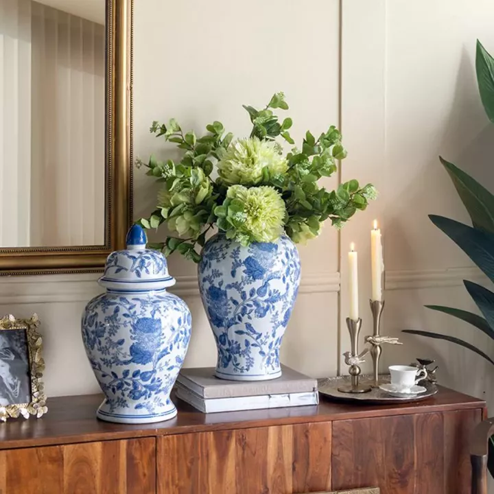 Artekko Melania Διακοσμητικό Δοχείο Βάζο με Καπάκι από Πορσελάνη σε Άσπρο και Μπλε (25.5x25.5x51)cm