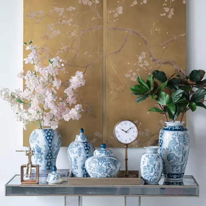 Artekko Melania Διακοσμητικό Βάζο Δοχείο με Καπάκι από Πορσελάνη σε Άσπρο με Μπλε (18x18x32)cm