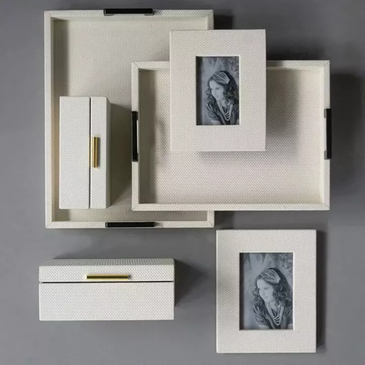Artekko Lisa Λευκοί MDF Διακοσμητικοί Δίσκοι με Τεχνόδερμα (45.72x35.56x6.35)cm (39.37x30.48x6.35)cm 2pcs