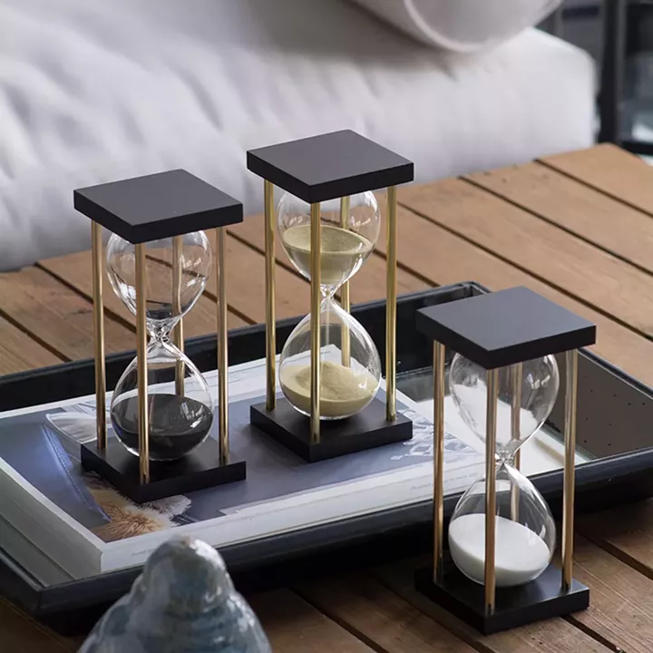 Artekko Hourglass Γυάλινη Διακοσμητική Κλεψύδρα σε Βάση με Μαύρη Άμμο (7.5x7.5x17.5)cm