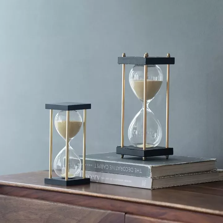 Artekko Hourglass Γυάλινη Διακοσμητική Κλεψύδρα σε Βάση με Μπεζ Άμμο (8.5x8.5x19.5)cm