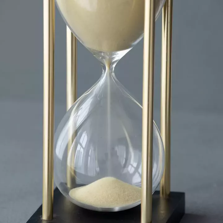 Artekko Hourglass Γυάλινη Διακοσμητική Κλεψύδρα σε Βάση με Μπεζ Άμμο (8.5x8.5x19.5)cm