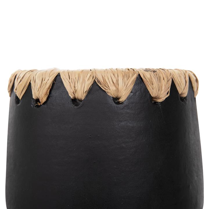 DECORATIVE VASE HM4368 TERRACOTTA IN BLACK WITH STRAW WEAVING ON THE RIM Φ13x16Hcm.